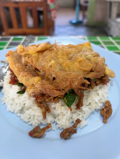 กะเพราเนื้อ ไข่เจียว