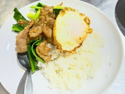 ข้าวราดหมูทอดกระเทียมพริกไทย