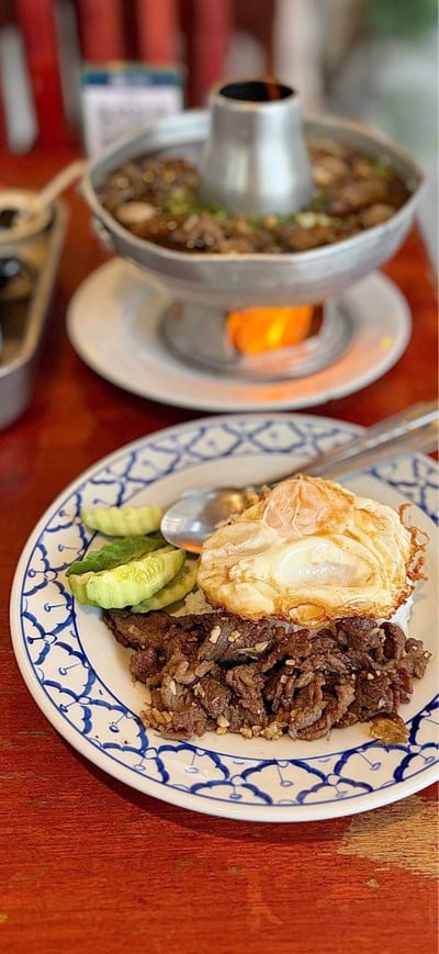 🍛 ข้าวหน้าเนื้อกระเทียมไข่ดาว. (ราคา 90 บาท.)