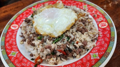 ข้าวกระเพราเนื้อคลุก ไข่ดาว