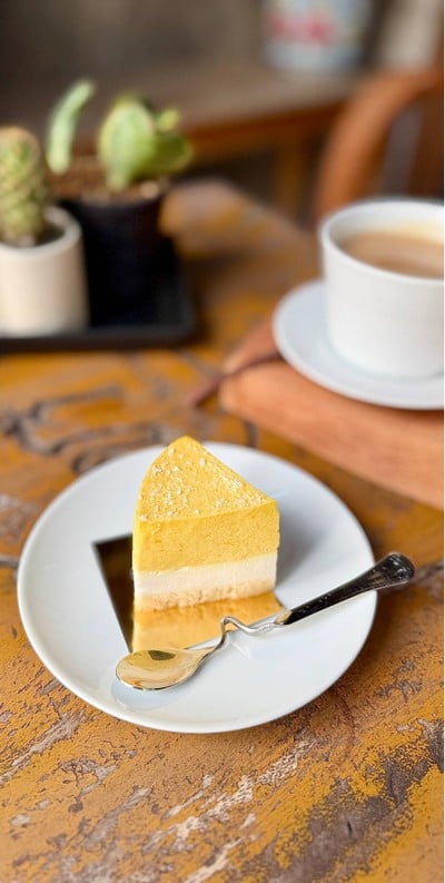 🍰 Mango Coconut Cake. (Price 95 Baht.)