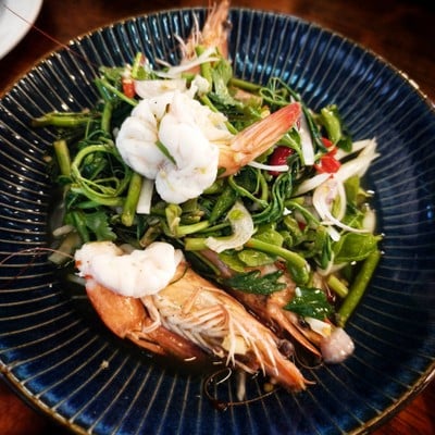 ยำผักกระเฉดกุ้งสด