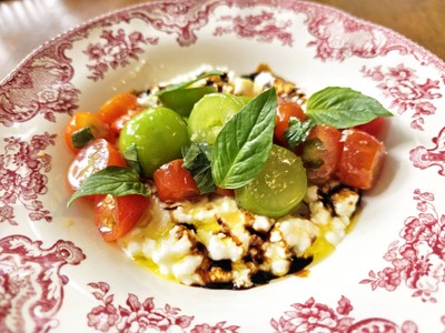 สลัดองุ่นมะเขือเทศกับค็อตเทจชีส