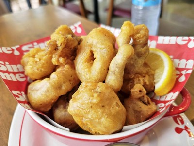 ปลาหมึกชุบแป้งทอดกับซอสทาทาร์