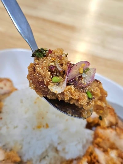 ข้าวยำไก่แซ่บ