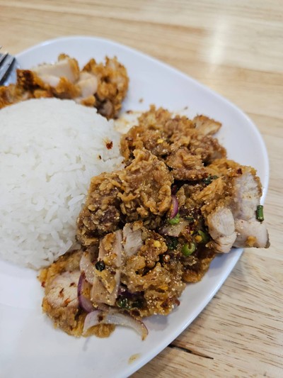 ข้าวยำไก่แซ่บ