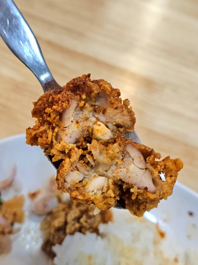 ข้าวไก่กรอบซอสสไปซี่หมาล่า