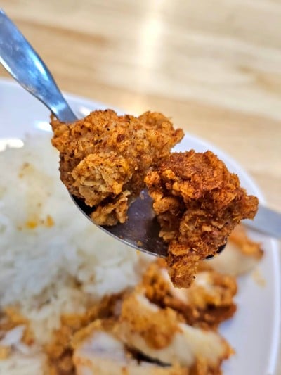 ข้าวไก่กรอบซอสสไปซี่หมาล่า