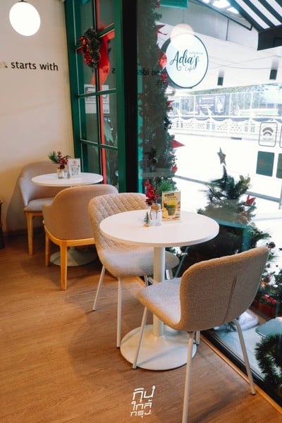 Adia's Cafe ธีมคริสมาสต์ ต้อนรับปีใหม่ มีมุมให้ติดแกรมเพียบ