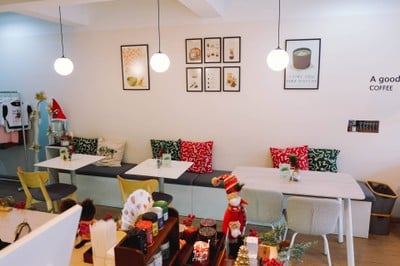 Adia's Cafe ธีมคริสมาสต์ ต้อนรับปีใหม่ มีมุมให้ติดแกรมเพียบ