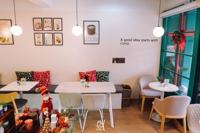 Adia's Cafe ธีมคริสมาสต์ ต้อนรับปีใหม่ มีมุมให้ติดแกรมเพียบ
