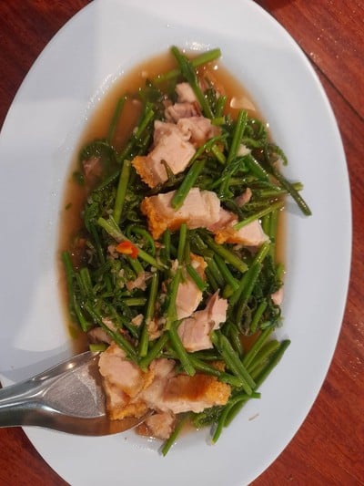 ผัดผักกูดหมูกรอบ