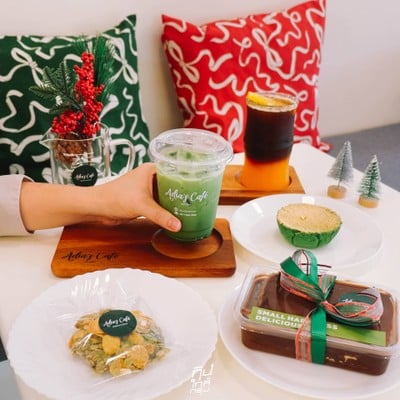 Adia's Cafe ธีมคริสมาสต์ ต้อนรับปีใหม่ มีมุมให้ติดแกรมเพียบ