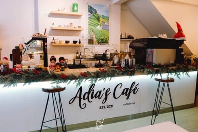 Adia's Cafe ธีมคริสมาสต์ ต้อนรับปีใหม่ มีมุมให้ติดแกรมเพียบ