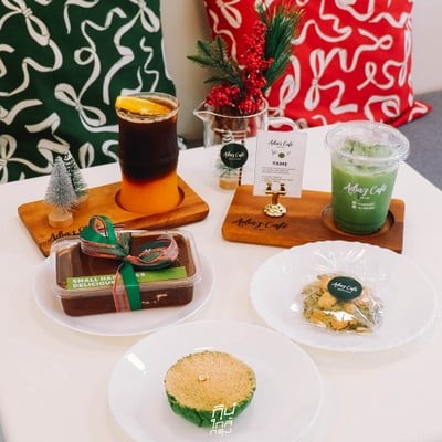 Adia's Cafe ธีมคริสมาสต์ ต้อนรับปีใหม่ มีมุมให้ติดแกรมเพียบ