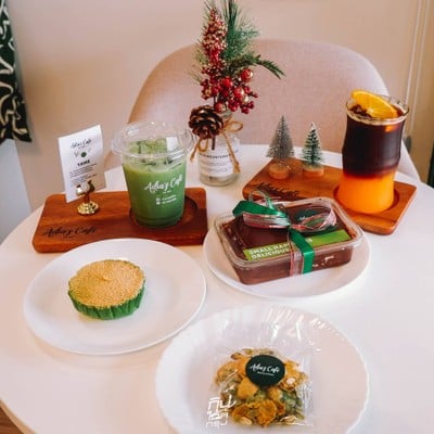Adia's Cafe ธีมคริสมาสต์ ต้อนรับปีใหม่ มีมุมให้ติดแกรมเพียบ