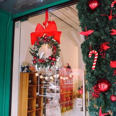 Adia's Cafe ธีมคริสมาสต์ ต้อนรับปีใหม่ มีมุมให้ติดแกรมเพียบ