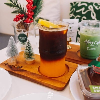 Adia's Cafe ธีมคริสมาสต์ ต้อนรับปีใหม่ มีมุมให้ติดแกรมเพียบ