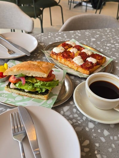 อาหาร หรือ เครื่องดื่ม