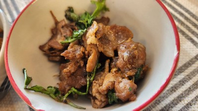 หมูกระเทียม