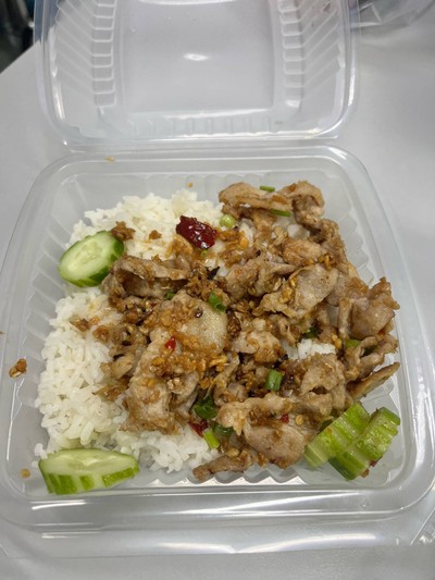 ข้าวหมูผัดพริกเกลือ