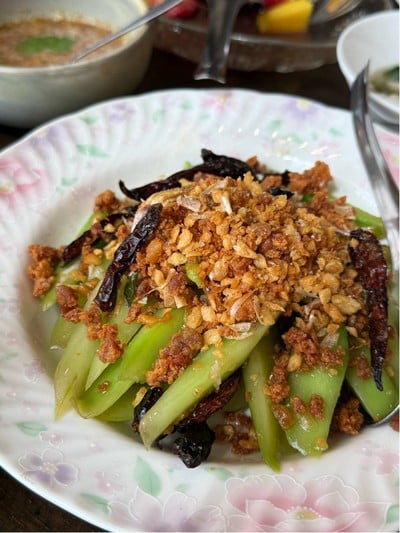 ผัดคะน้าต้น