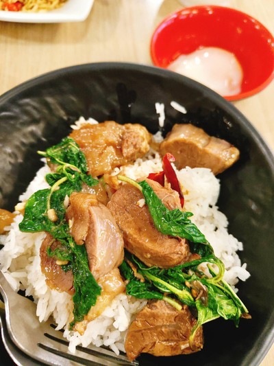 ข้าวกะเพราเนื้อน่องลายตุ๋น+ไข่ออนเซ็น