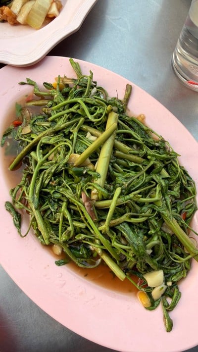 ผัดผักกระเฉด