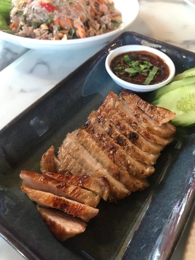 คอหมูย่างน้ำจิ้มแจ่ว