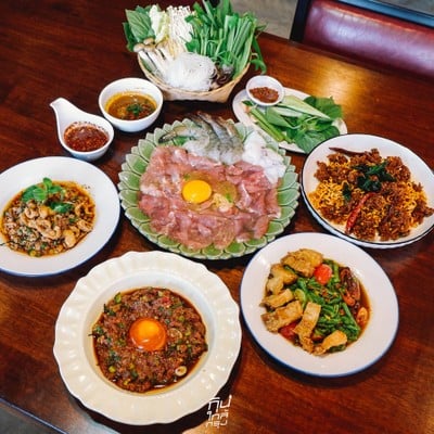 โรงนา อีสานบาร์&เรสเตอรองต์ ร้านอาหารอีสานรสแซ่บ ย่านวัชรพล