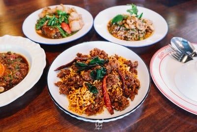 โรงนา อีสานบาร์&เรสเตอรองต์ ร้านอาหารอีสานรสแซ่บ ย่านวัชรพล