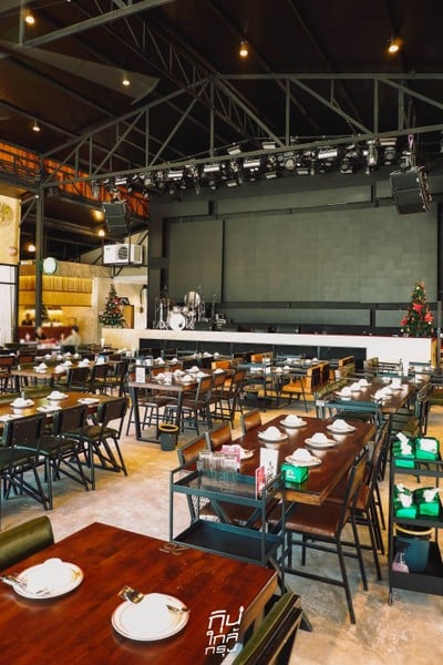 โรงนา อีสานบาร์&เรสเตอรองต์ ร้านอาหารอีสานรสแซ่บ ย่านวัชรพล