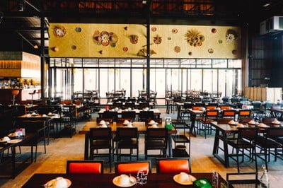 โรงนา อีสานบาร์&เรสเตอรองต์ ร้านอาหารอีสานรสแซ่บ ย่านวัชรพล