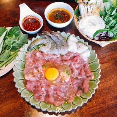 โรงนา อีสานบาร์&เรสเตอรองต์ ร้านอาหารอีสานรสแซ่บ ย่านวัชรพล