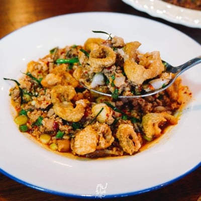 โรงนา อีสานบาร์&เรสเตอรองต์ ร้านอาหารอีสานรสแซ่บ ย่านวัชรพล