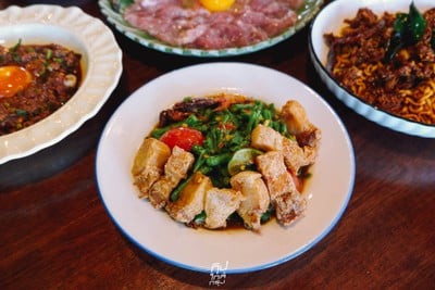 โรงนา อีสานบาร์&เรสเตอรองต์ ร้านอาหารอีสานรสแซ่บ ย่านวัชรพล