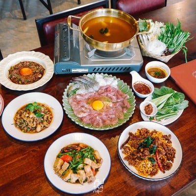 โรงนา อีสานบาร์&เรสเตอรองต์ ร้านอาหารอีสานรสแซ่บ ย่านวัชรพล