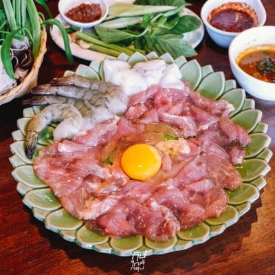 โรงนา อีสานบาร์&เรสเตอรองต์ ร้านอาหารอีสานรสแซ่บ ย่านวัชรพล