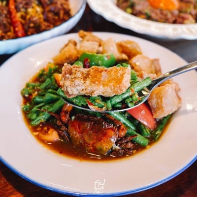 โรงนา อีสานบาร์&เรสเตอรองต์ ร้านอาหารอีสานรสแซ่บ ย่านวัชรพล