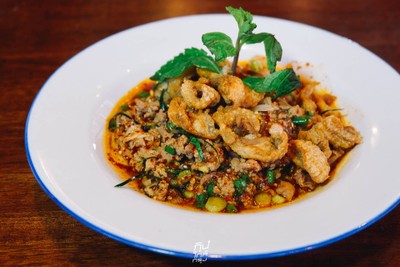 โรงนา อีสานบาร์&เรสเตอรองต์ ร้านอาหารอีสานรสแซ่บ ย่านวัชรพล