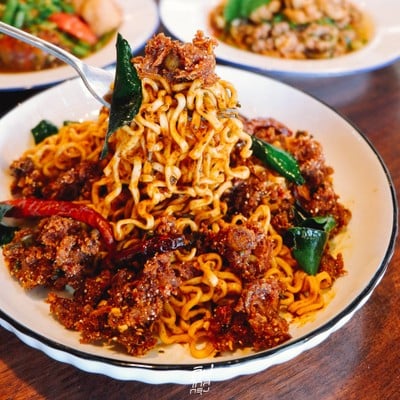 โรงนา อีสานบาร์&เรสเตอรองต์ ร้านอาหารอีสานรสแซ่บ ย่านวัชรพล