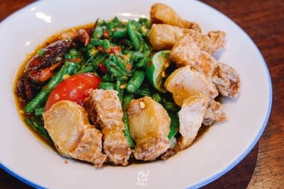 โรงนา อีสานบาร์&เรสเตอรองต์ ร้านอาหารอีสานรสแซ่บ ย่านวัชรพล