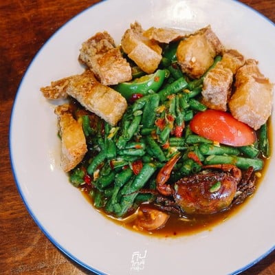 โรงนา อีสานบาร์&เรสเตอรองต์ ร้านอาหารอีสานรสแซ่บ ย่านวัชรพล