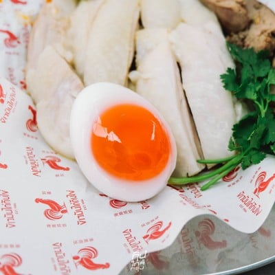 ข้าวมันไก่กับไข่ by เชฟจอม Master Chef x เฮียก้อ @บางนาตราด