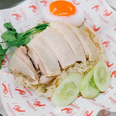 ข้าวมันไก่กับไข่ by เชฟจอม Master Chef x เฮียก้อ @บางนาตราด