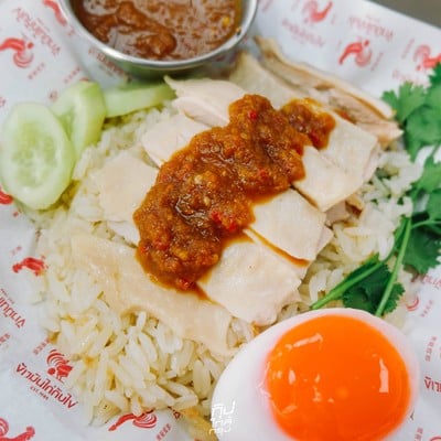 ข้าวมันไก่กับไข่ by เชฟจอม Master Chef x เฮียก้อ @บางนาตราด