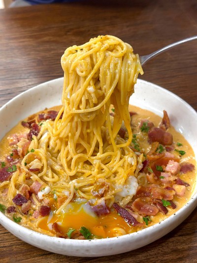 สปาเก็ตตี้คาโบนาราพริกศรีราชาไข่ออนเซนเบคอนกรอบ