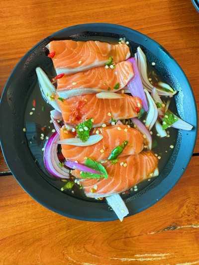 ยำแซลมอน