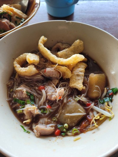 เส้นหมี่หมูน้ำตก