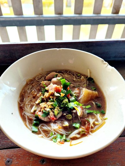 เส้นหมี่หมูน้ำตก